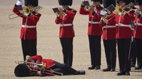 Suhu di London pada hari Sabtu mencapai 30 C (86 F). AP/Jonathan Brady  