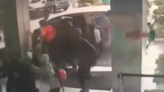 Sekelompok tawuran masuk ke lobi rumah sakit hingga injak-injak ibu-ibu dan menantu