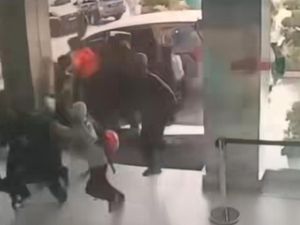 Dikejar Kelompok Lain, Remaja di Bekasi Nekat Masuk RS hingga Ibu-ibu Terinjak