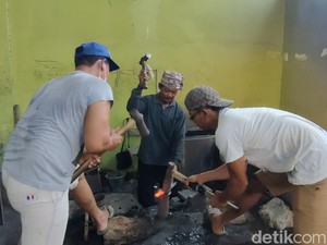 Cuan! Jelang Idul Adha, Pandai Besi Kulon Progo Bikin 100 Pisau Per Hari
