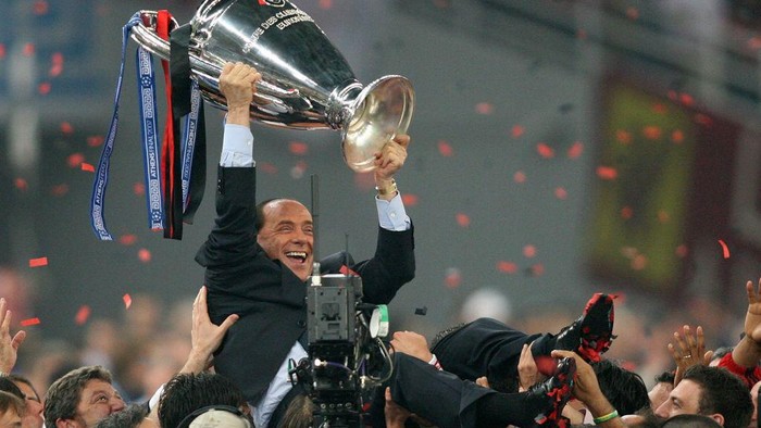 (GERMANY OUT)   Griechenland, Athen: UEFA Champions League, Saison 2006/2007, Finale, AC Mailand - FC Liverpool 2:1 - Mailands Praesident Silvio Berlusconi wird auf Schultern getragen und praesentiert den Pokal - 23.05.2007 Gesperrt-für-Italien!
Not-available-for-Italy!   (Photo by Pressefoto Ulmerullstein bild via Getty Images)