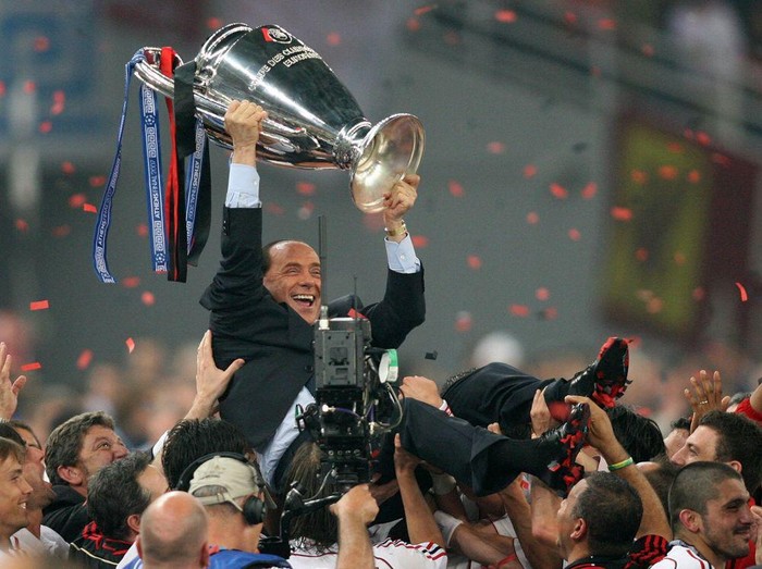 (GERMANY OUT)   Griechenland, Athen: UEFA Champions League, Saison 2006/2007, Finale, AC Mailand - FC Liverpool 2:1 - Mailands Praesident Silvio Berlusconi wird auf Schultern getragen und praesentiert den Pokal - 23.05.2007 Gesperrt-für-Italien!
Not-available-for-Italy!   (Photo by Pressefoto Ulmerullstein bild via Getty Images)