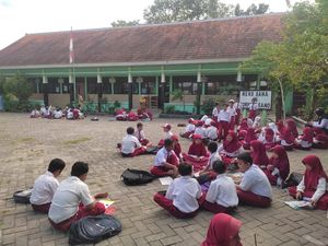 Takut Gempa Susulan, Siswa SD di Bojonegoro Kerjakan Ujian di Halaman Sekolah