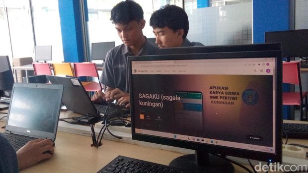 Siswa SMK Pertiwi Kuningan ciptakan tiga aplikasi yang bermanfaat untuk pencari kerja sampai bantu UMKM lokal di Kuningan.