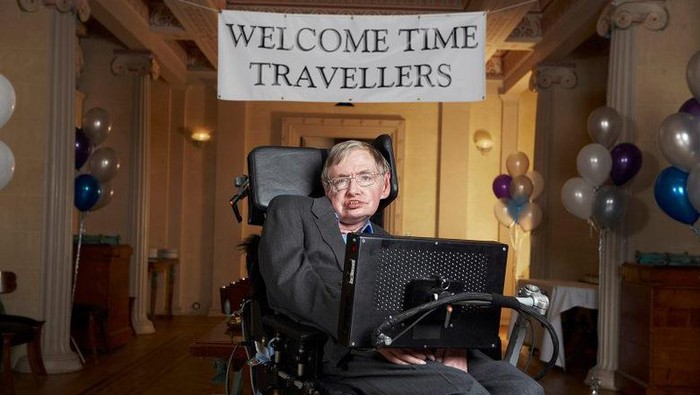 Stephen Hawking sudah duduk lama menunggu penjelajah waktu yang mungkin menyempatkan diri untuuk hadir di pestanya. Tapi tidak ada satu pun yang datang.
