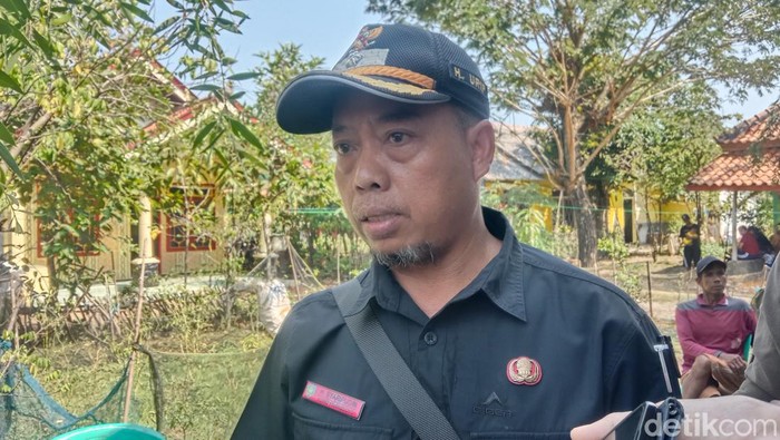 Syaripudin Kepala Desa Pranggong yang minta Disnaker gencar sosialisasi.