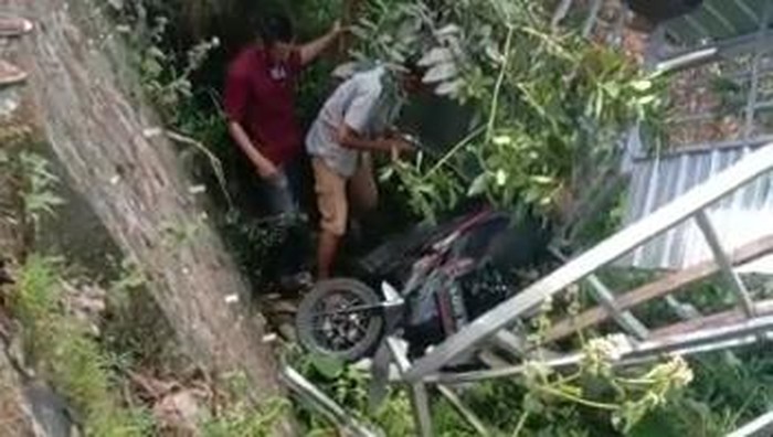 Tangkapan layar kecelakaan tunggal di Japan, Dawe, Senin (12/6/2023). (Foto: Medsos @kudusviral).