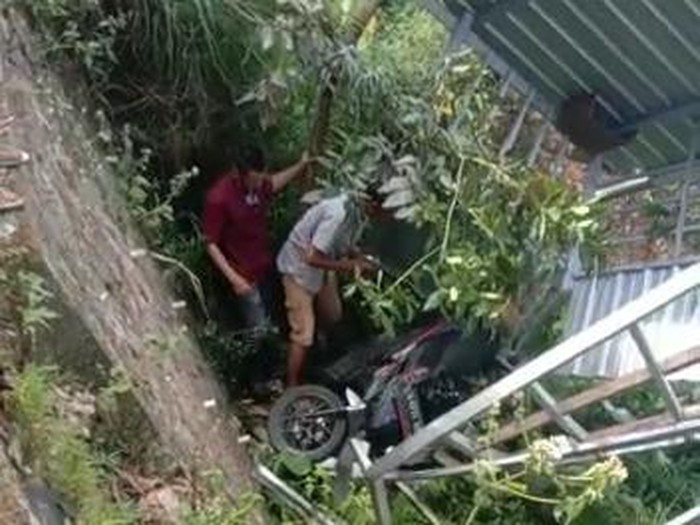 Tangkapan layar kecelakaan tunggal di Japan, Dawe, Senin (12/6/2023). (Foto: Medsos @kudusviral).