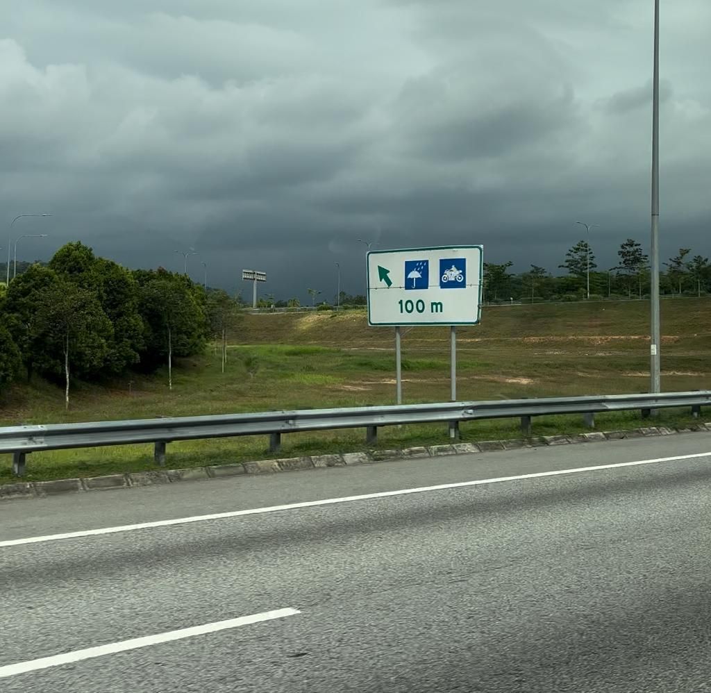 Tempat berteduh pengendara motor di jalan tol Malaysia