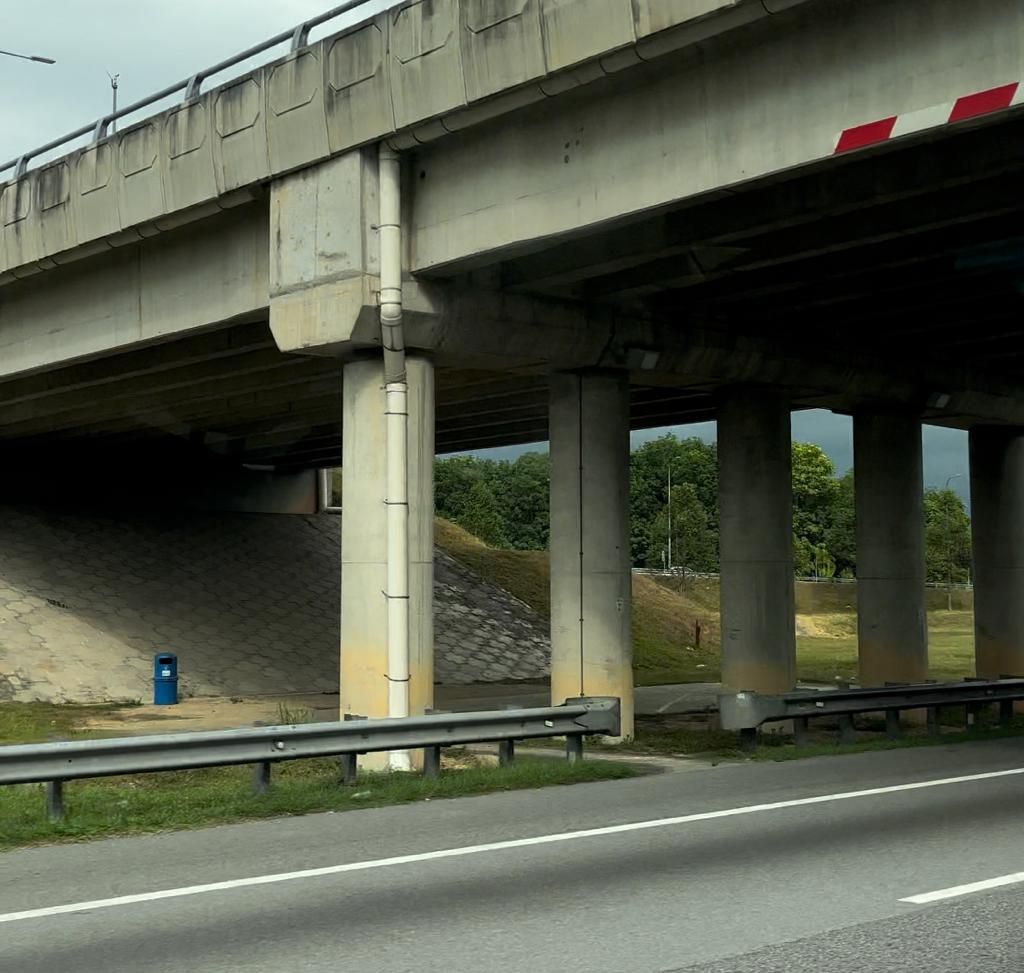 Tempat berteduh pengendara motor di jalan tol Malaysia