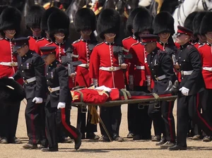 Kepanasan, Tentara Inggris Pingsan Saat Latihan Parade HUT Raja Charles