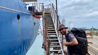Naik kapal turun kapal adalah hal biasa bagi dirinya. Dalam wawanncara, bepergian dengan bus dan kereta adalah transportasi yang sering dia gunakan.