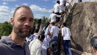 Thor memulai perjalanan pertamanya pada tahun 2013, setelah ayahnya mengirimkan sebuah link berita tentang keliling dunia. Di sana barulah dia sadar bahwa belum ada orang yang mengelilingi dunia tanpa terbang. Kemudian, ia membulatkan tekad dan memulai perjalanannya.