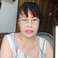 Tapi kini netizen menguak wajah asli Thu Sao saat tampil tanpa filter. Wajah asli Thu Sao terungkap dari momen live streaming yang dilakukannya. Dari foto-foto yang diungkap netizen, wajah Thu Sao tidak semuda seperti yang selama ini ditampilkannya. Tampak kerutan di wajahnya mulai dari area mata, mulut dan leher. Foto: Facebook Thu Sao & Hoa Cuong