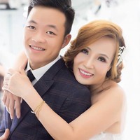 Thu Sao dan Hoa Cuong menikah pada 2018 saat mempelai pria berusia 26 tahun dan sang wanita 62 tahun. Agar bisa terlihat lebih muda dan menyeimbangkan penampilan pasangannya, Thu Sao lalu memutuskan untuk melakukan operasi plastik pada wajahnya.  Foto: Facebook Thu Sao & Hoa Cuong