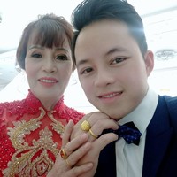 Thu Sao pertama kali bertemu dengan suaminya di sebuah tempat kopi kecil milik Thu. Suaminya itu merupakan salah satu pelanggan kopinya. Awalnya Thu Sao sendiri sempat menolak lamaran dari sang suami karena mengiranya hanya bermain-main. Foto: Facebook Thu Sao & Hoa Cuong