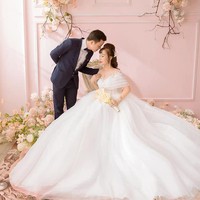 Thu Sao itulah nama wanita asal Vietnam yang viral pada 2020 usai dinikahi pria berondong atau jauh lebih muda darinya. Suaminya Hoa Cuong atau Cao Bang berusia 36 tahun lebih muda. Foto: Facebook Thu Sao & Hoa Cuong