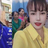 Thu Sao menghabiskan sekitar Rp 61 juta untuk menjalankan serangkaian prosedur kecantikan yang dapat mengubah wajahnya menjadi lebih cantik. Namun rupanya setelah operasi plastik itu dia jarang menunjukkan wajah aslinya, selalu tampil dengan filter di media sosial. Foto: Facebook Thu Sao & Hoa Cuong