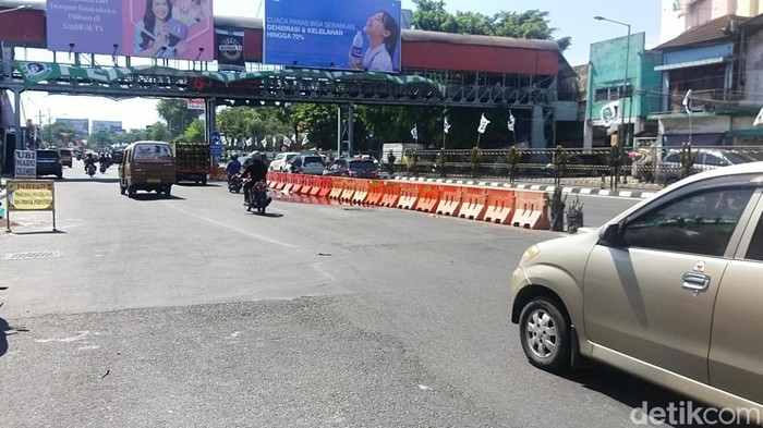 Tiang JPO Wonokromo dipasang water barrier