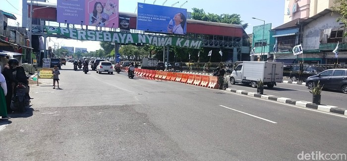 Tiang JPO Wonokromo dipasang water barrier