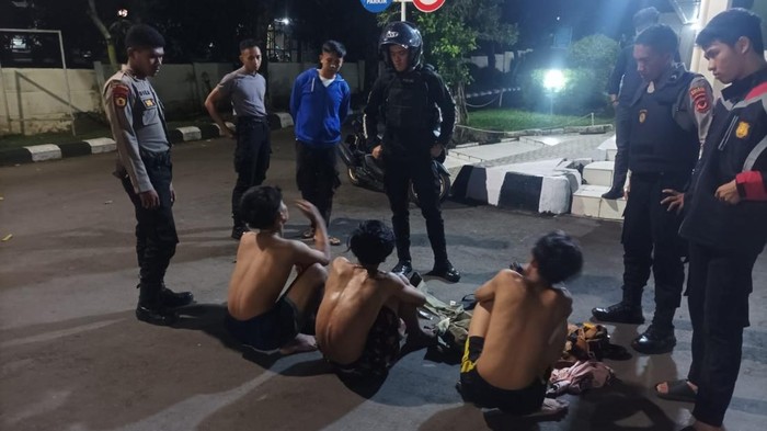 Tiga orang yang diamankan polisi di Palabuhanratu, Sukabumi, Senin (126/2023) malam.