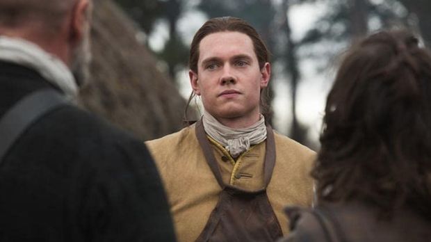 Tom Brittney saat tampil di Outlander.