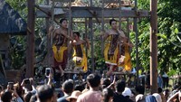 Tradisi Ayunan Jantra itu menyimbolkan kondisi kehidupan manusia yang terus berputar. 