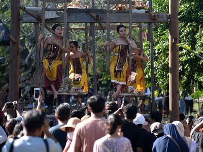 Tradisi Ayunan Jantra Sedot Perhatian Wisatawan