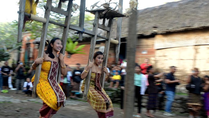 Tradisi Ayunan Jantra Remaja putri menaiki ayunan Jantra di Desa Tenganan Pegringsingan, Karangasem, Bali, Minggu (11/6/2023). Tradisi Ayunan Jantra itu menyimbolkan kondisi kehidupan manusia yang terus berputar dan menjadi atraksi wisata yang menarik bagi wisatawan domestik maupun mancanegara yang berkunjung.
ANTARA FOTO/Fikri Yusuf/nz