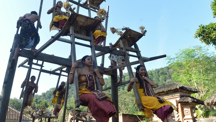 Tradisi Ayunan Jantra Remaja putri menaiki ayunan Jantra di Desa Tenganan Pegringsingan, Karangasem, Bali, Minggu (11/6/2023). Tradisi Ayunan Jantra itu menyimbolkan kondisi kehidupan manusia yang terus berputar dan menjadi atraksi wisata yang menarik bagi wisatawan domestik maupun mancanegara yang berkunjung.
ANTARA FOTO/Fikri Yusuf/nz