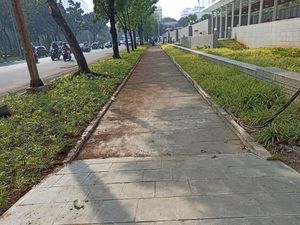 Pejalan Kaki Harap Trotoar di Depan Kedubes AS Ramah Disabilitas