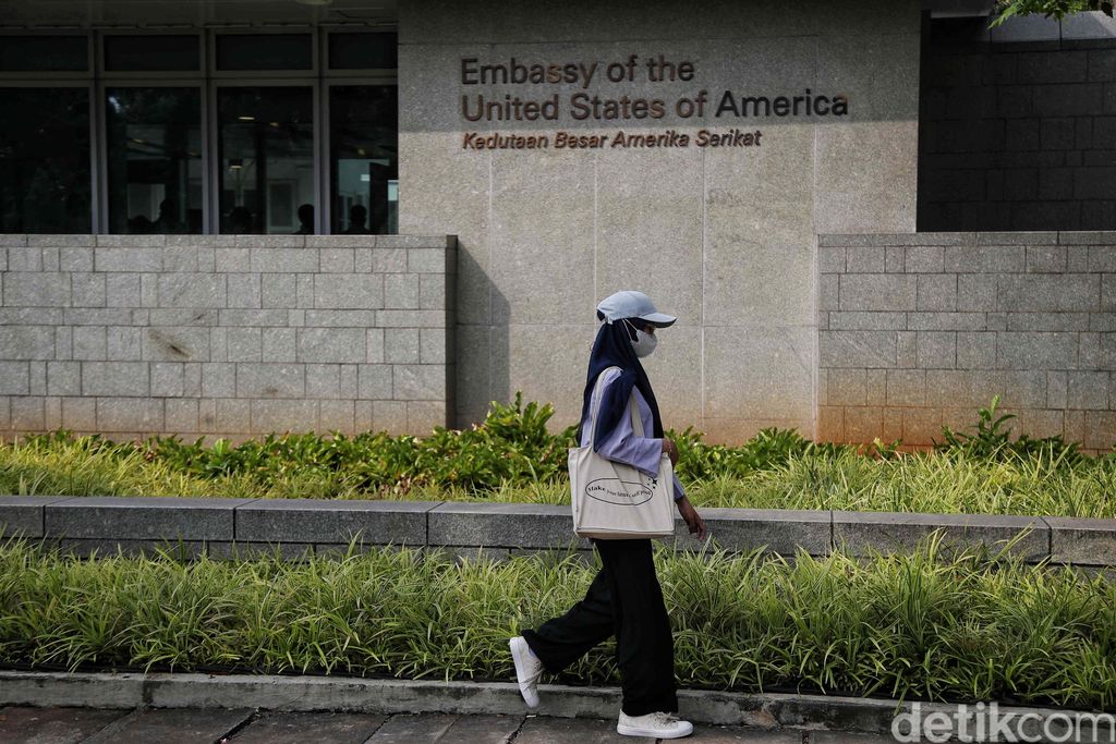 Setelah 10 tahun ditutup, trotoar di depan Kedubes AS Jakarta dibuka kembali. Begini suasananya.