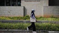 Trotoar di depan kantor Kedutaan Besar Amerika Serikat (Kedubes AS) di Jakarta telah dibuka Setelah sempat ditutup selama 10 tahun.  