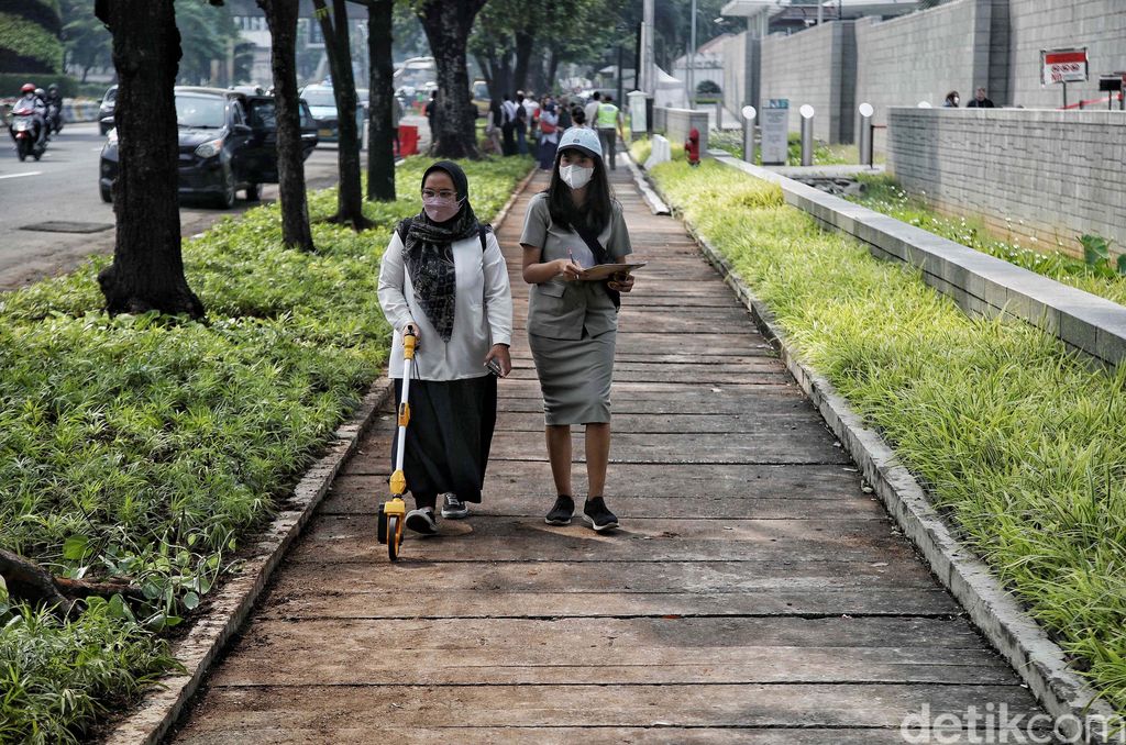Setelah 10 tahun ditutup, trotoar di depan Kedubes AS Jakarta dibuka kembali. Begini suasananya.