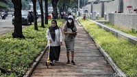 Pantauan detikcom di depan Kedubes AS, barier beton dan kawat berduri sudah tidak terlihat menutupi trotoar itu.   