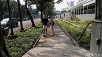 Kini pejalan kaki bebas berjalan kaki di trotoar depan kantor Kedubes AS yang mengarah Balai Kota DKI Jakarta, maupun sebaliknya ke arah Jl Ridwan Rais. Selain itu, tampak juga warga yang melintasi trotoar tersebut dengan berolahraga.  