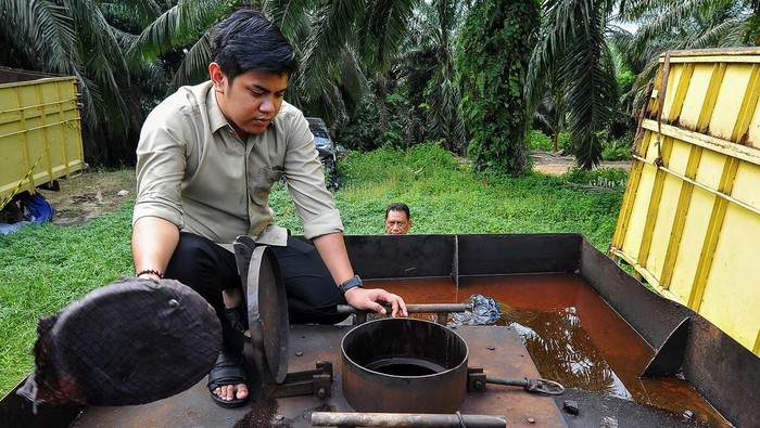 Truk Pengangkut Minyak Ilegal di Jambi Ditangkap Polisi Polisi menunjukkan kontainer berisi minyak solar ilegal hasil tangkapan di Mapolres Muaro Jambi, Jambi, Senin (12/6/2023). Polisi setempat mengamankan satu unit truk yang membawa 5 ton lebih minyak solar ilegal saat mengalami kecelakaan tunggal di Jalan Lintas Timur Sumatera, Pematang Gajah provinsi itu, namun sopir berhasil kabur dan masih dilakukan pengejaran. ANTARA FOTO/Wahdi Septiawan/rwa.