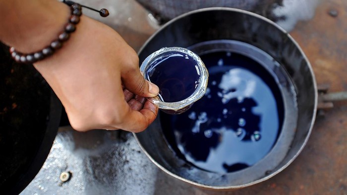 Polisi menunjukkan kontainer berisi minyak solar ilegal hasil tangkapan di Mapolres Muaro Jambi, Jambi, Senin (12/6/2023). Polisi setempat mengamankan satu unit truk yang membawa 5 ton lebih minyak solar ilegal saat mengalami kecelakaan tunggal di Jalan Lintas Timur Sumatera, Pematang Gajah provinsi itu, namun sopir berhasil kabur dan masih dilakukan pengejaran. ANTARA FOTO/Wahdi Septiawan/rwa.