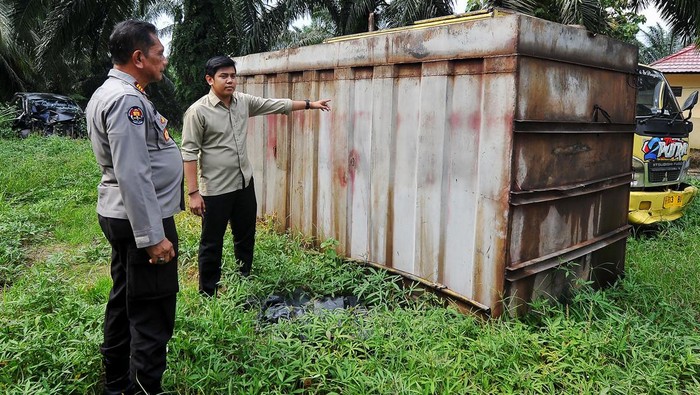 Truk Pengangkut Minyak Ilegal di Jambi Ditangkap Polisi Polisi menunjukkan kontainer berisi minyak solar ilegal hasil tangkapan di Mapolres Muaro Jambi, Jambi, Senin (12/6/2023). Polisi setempat mengamankan satu unit truk yang membawa 5 ton lebih minyak solar ilegal saat mengalami kecelakaan tunggal di Jalan Lintas Timur Sumatera, Pematang Gajah provinsi itu, namun sopir berhasil kabur dan masih dilakukan pengejaran. ANTARA FOTO/Wahdi Septiawan/rwa.