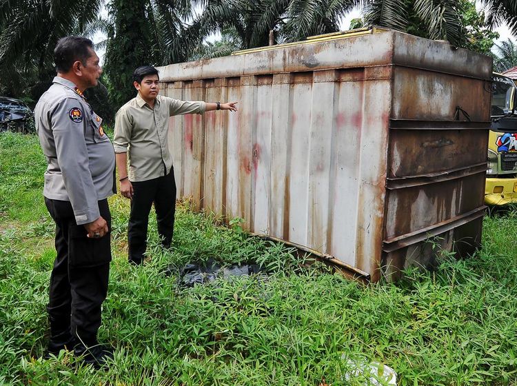 Momen Truk Pengangkut Minyak Ilegal di Jambi Ditangkap Polisi