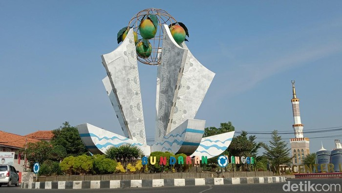 Tugu Bundaran Mangga ikonik Kabupaten Indramayu