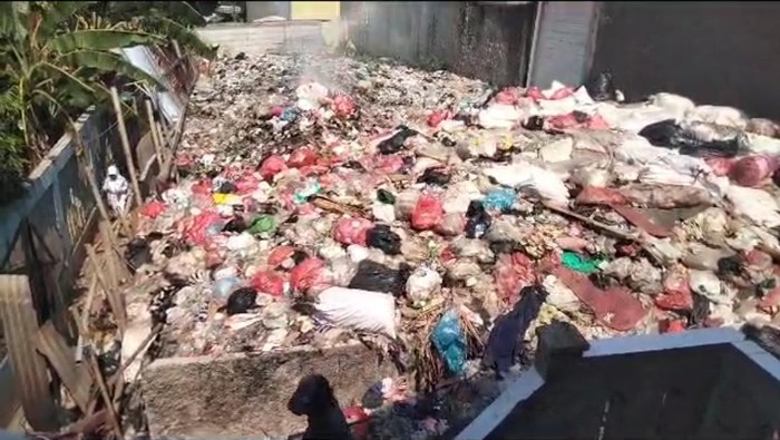 Tumpukan Sampah di Kawasan Padat Penduduk Bogor