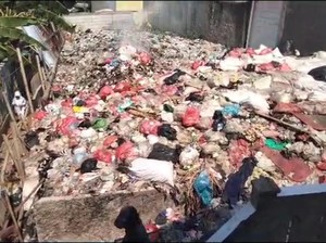 Sampah Menumpuk di Kawasan Padat Penduduk Bogor, Kades Buka Suara