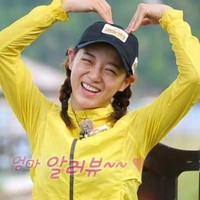 Kim Sejeong menjadi salah satu artis Korea yang menuai pujian dengan wajah bareface-nya. Selama syutlng di hutan Sumatera Barat, dia tak memakai makeup sama sekali. Foto: Instagram