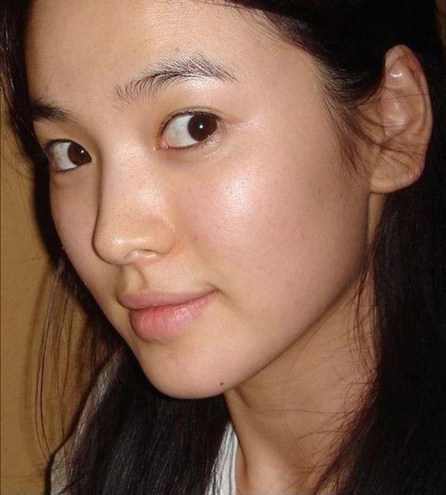 Jarang terlihat bareface, seperti ini wajah Song Hye Kyo tanpa makeup. Foto: Instagram