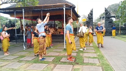 Kunjungan wisatawan ke Pura Goa Lawah, Klungkung, Bali, Minggu (11/6/2023).