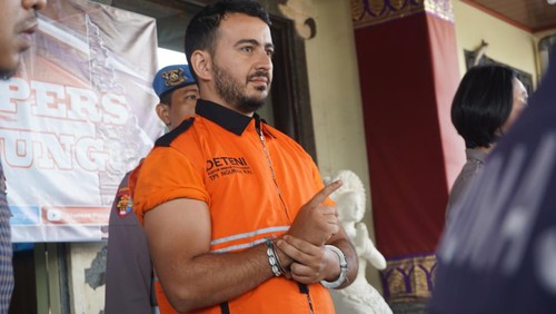 WN Kanada bernama Mohamed Reda Della hadir saat konferensi pers di Mapolres Badung, Jalan Kebo Iwa, Mengwi, Badung, Bali, Senin (12/6/2023).