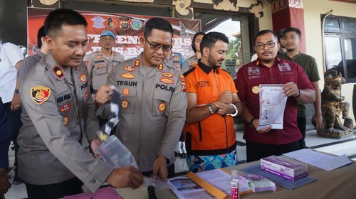 Warga negara (WN) Kanada, Mohamed Reda Della, dihadirkan di Polres Badung, Senin (12/6/2023).