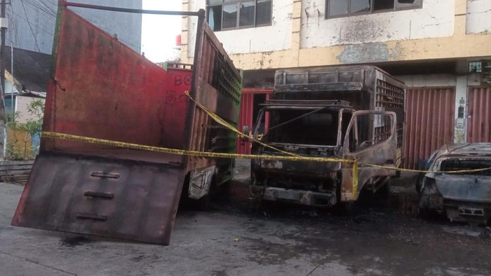 3 Mobil di Kota Makassar, Sulawesi Selatan (Sulsel) dibakar oleh seorang pria bernama Waldi Ibol lantaran tidak diberi uang Rp 3.000.