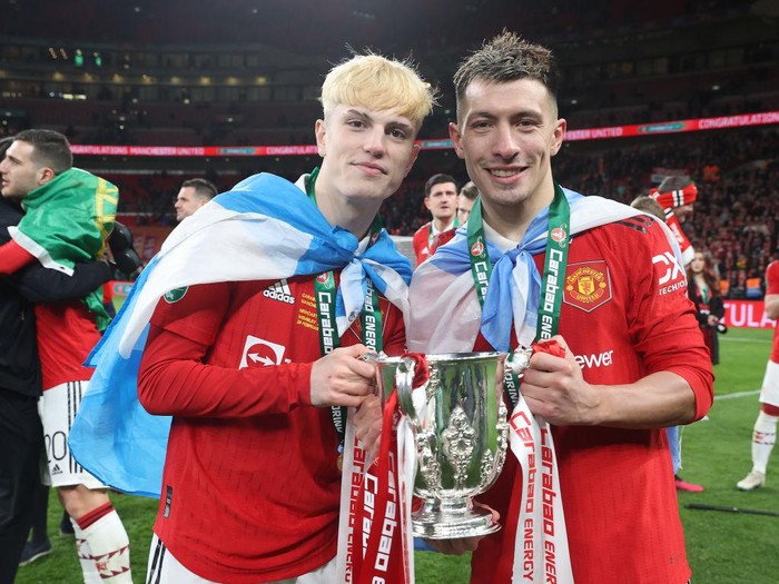 LONDON, ENGLAND - FEBRUARY 26: Alejandro Garnacho, Lisandro Martinez of Manchester United celebrate with the trophy after the Carabao Cup Final match between Manchester United and Newcastle United at Wembley Stadium on February 26, 2023 in London, England. (Photo by Matthew Peters/Manchester United via Getty Images)